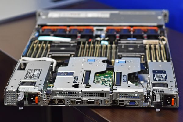 R6525 server Dell back