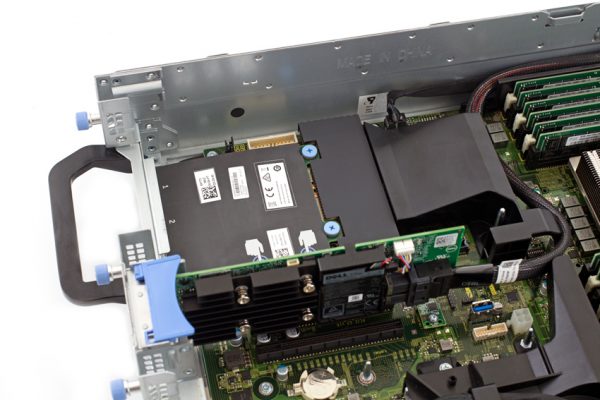 StorageReview DellEMC PowerEdge R840 RAID Card 1 600x400 - Giới thiệu máy chủ Dell EMC PowerEdge R840